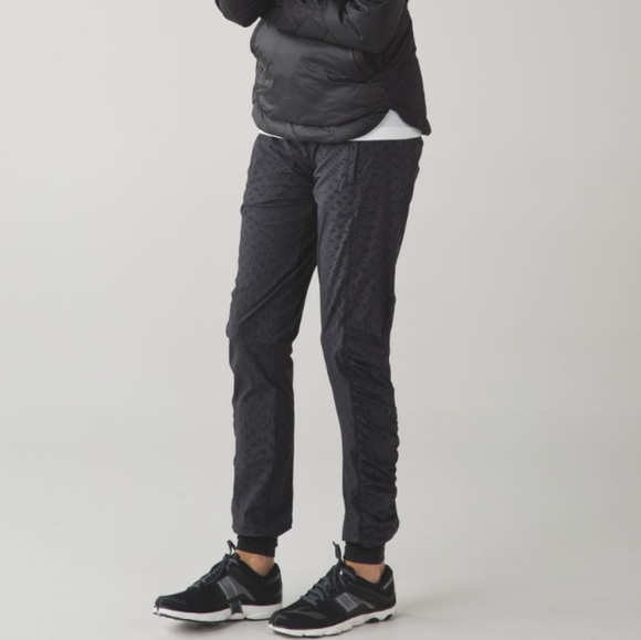 Lululemon Runderful size 8 pants - Picture 6 of 7